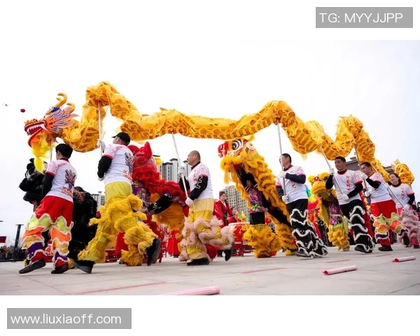 足球明星亲临现场欣赏中国传统舞狮表演展现文化魅力与激情碰撞